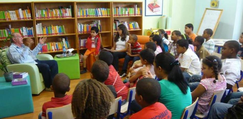 Encuentro. Niños con el escritor Marcio Veloz Maggiolo en una de las actividades lectoras de la Biblioteca Infantil Juvenil.