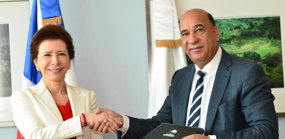 Bautista Rojas Gómez y la presidenta de la Fundación Sur Futuro, Melba Segura de Gullón, durante la firma del acuerdo.