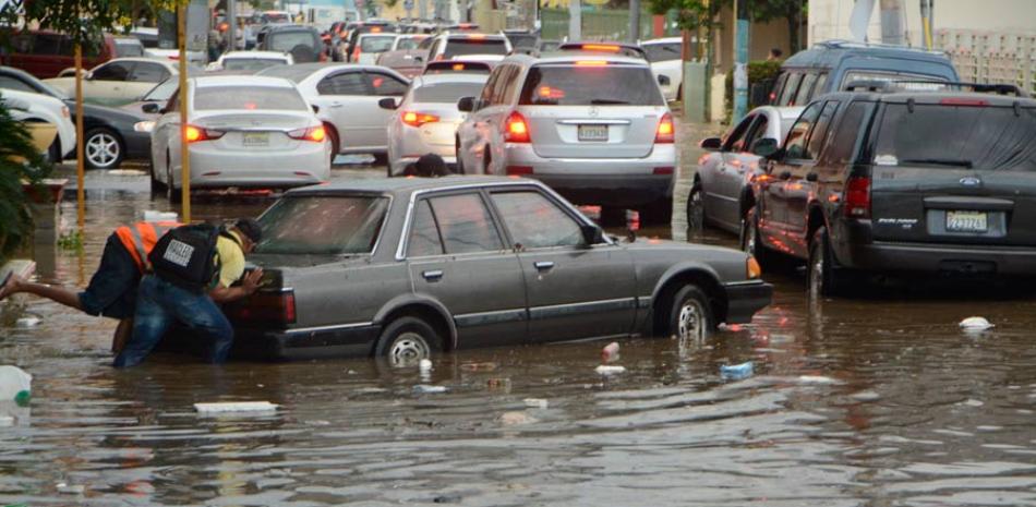 Las lluvias que se registraron el pasado martes en Santiago provocaron inundaciones de calles, avenidas y barrios de Santiago.