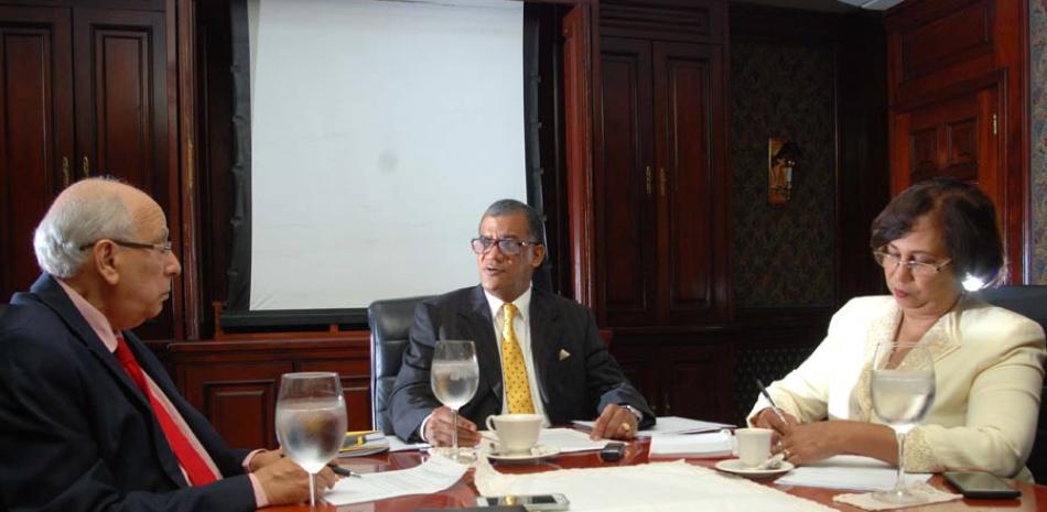 Encuentro. Jorge Luis Pérez Alvarado, embajador de República Dominicana ante la Federación Rusa conversa con Hugo Guilliani Cury, y con Cándida Acosta.