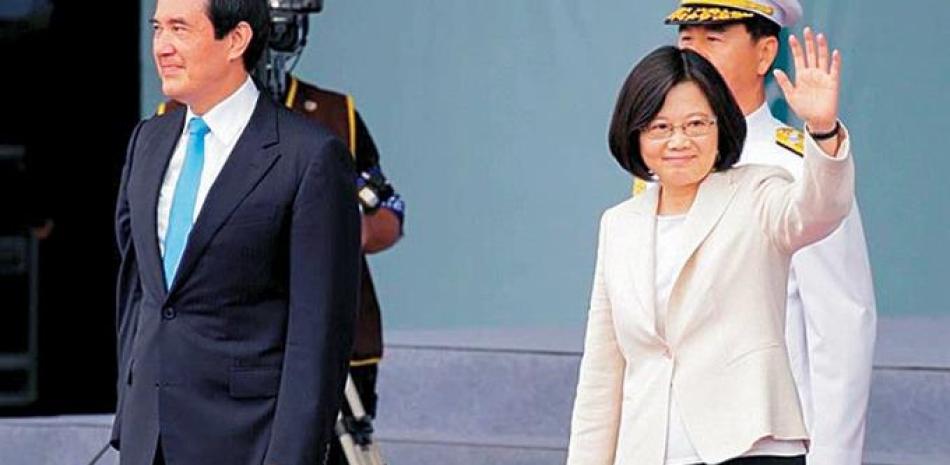 Un saludo de bienvenida de la nueva Presidenta Tsai Ing Wen de Taiwán, junto al mandatario saliente, Ma Ying-jeou.