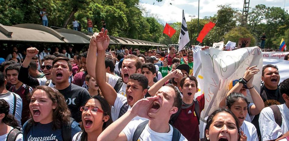 Protesta. Cientos de estudiantes de la Universidad Central de Venezuela (UCV), la mayor y más importante del país, junto a otras casas de estudio marcharon hoy en la capital para protestar por la “crisis universitaria”