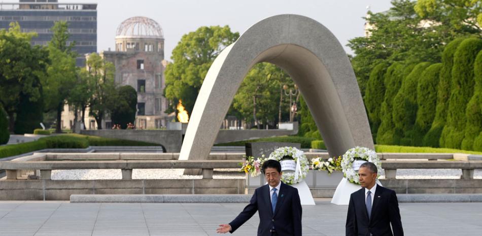 El presidente de Estados Unidos, Barack Obama (d), y el primer ministro nipón, Shinzo Abe (i), participan en una ofrenda floral en el Parque de la Paz hoy, 27 de mayo de 2016, en Hiroshima (Japón) hoy, 27 de mayo de 2016.