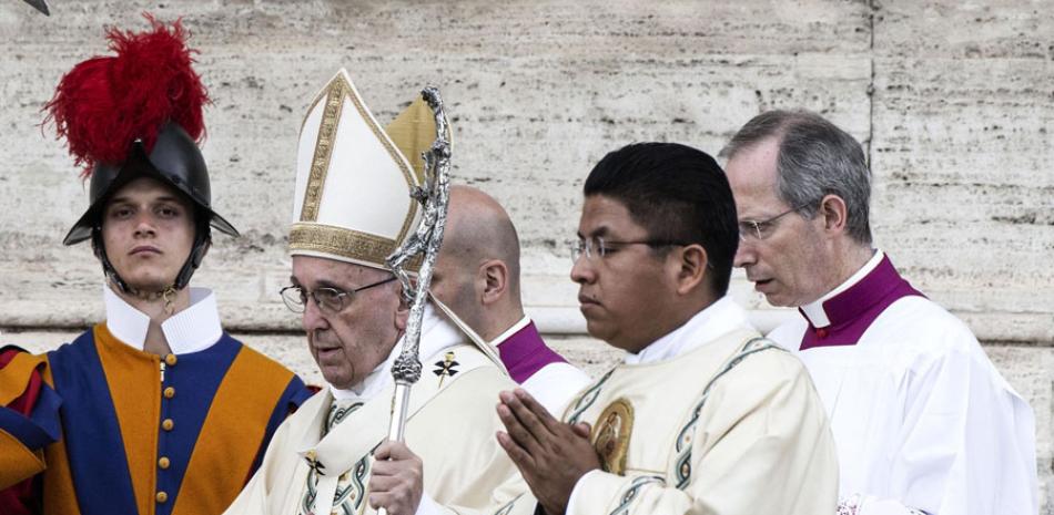 El papa Francisco celebra una misa con motivo del Corpus Christi en la basílica romana de San Juan de Letrán en Roma, Italia hoy, 26 de mayo de 2016.