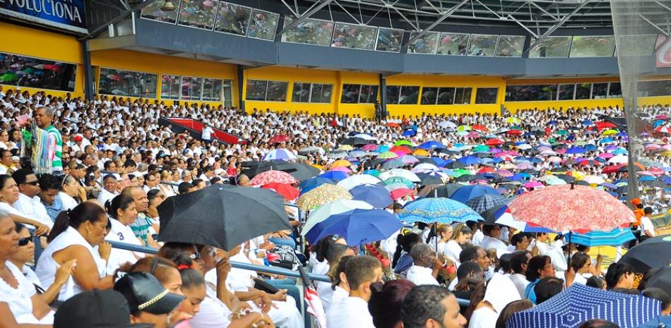 Encuentro. Miles de feligreses católicos asistieron ayer al Estado Cibao al acto religioso con motivo del Día de Corpus Christi.