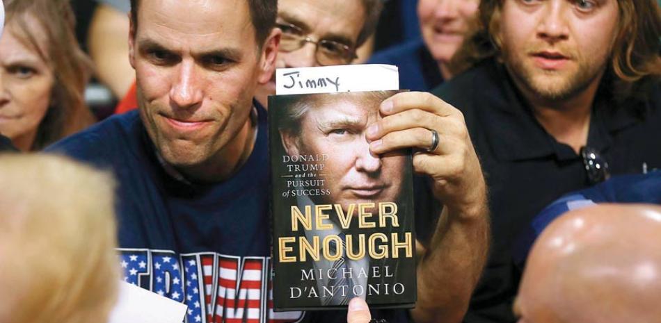 Campaña. Un seguidor de Donald Trump espera que su candidato (de españdas) le firme una copia del libro “Never Enough”, sobre el candidato republicano, ayer en Billings, Montana.