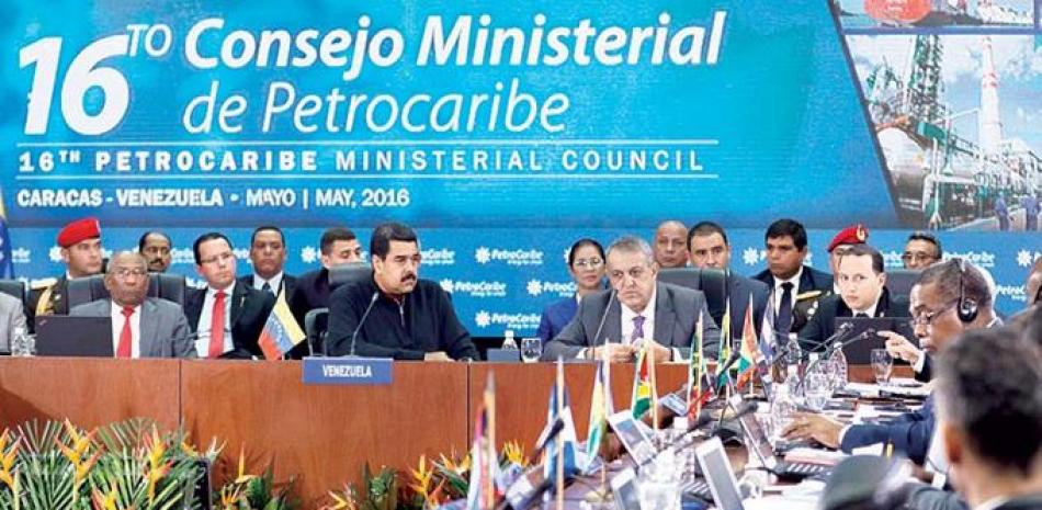 Reunión. El presidente venezolano, Nicolás Maduro, mientras habla ante el XVI consejo de ministros de Petrocaribe ayer en Caracas.