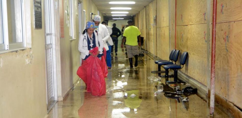 Supervisión. Ramón Alvarado asegura que ningún equipo sufrió daños durante inundación en dos hospitales de Santiago.