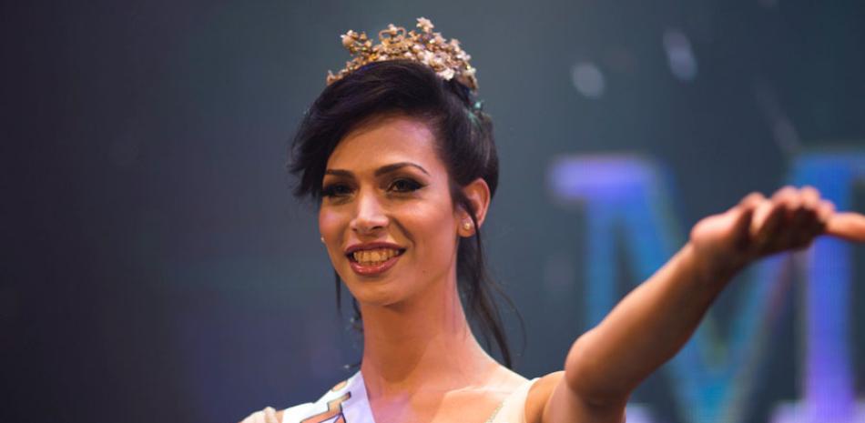 Taalin Abu Hana (c) se proclama ganadora del primer concurso de belleza transexual celebrado en Tel Aviv, Israel hoy 27 de mayo de 2016.