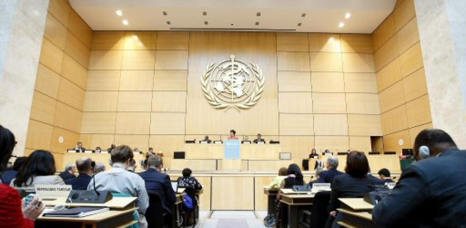 La directora general de la Organización Mundial de la Salud, Margaret Chan (c), pronuncia su discurso durante la 69ª Asamblea Mundial de la Salud en la sede europea de las Naciones Unidas en Ginebra, Suiza .
