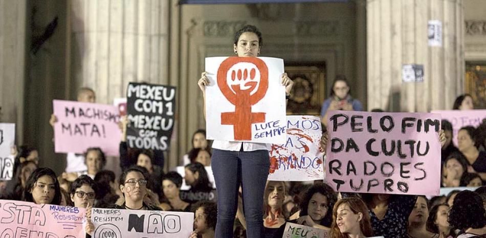 Protesta. Manifestantes protestan por la violación de la joven de 16 años, en Río de Janeiro. “Lucha por siempre”, “No a la violación”, “Fueron 33 contra todas las mujeres”, “Por el fin de la cultura de violación”, dicen los letreros en portugués.