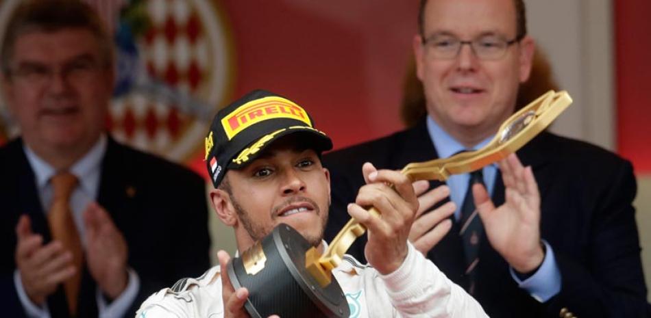 Celebración. El actual campeón de la Fórmula Uno, el inglés Lew Hamilton, de la Mercedes, celebra su triunfo en el Gran Premio de Mónaco, ayer domingo.