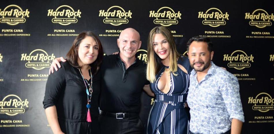 Gente. Pitbull junto a Emelyn Baldera, de LISTÍN DIARIO, la comunicadora Luz García y el ejecutivo de Hard Rock, Sergio Rivera.