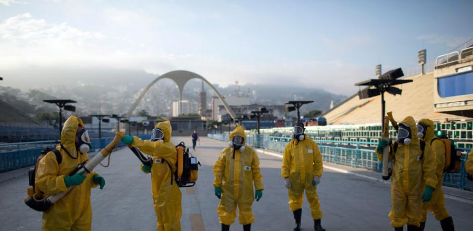 En esta imagen del martes 26 de enero de 2016, trabajadores de salud se preparan para fumigar en contra del mosquito Aedes aegypto que transmite el virus zika, debajo de las gradas del Sambódromo de Río de Janeiro, que se utilizará para las competencias de tiro con arco en los Juegos Olímpicos de 2016.