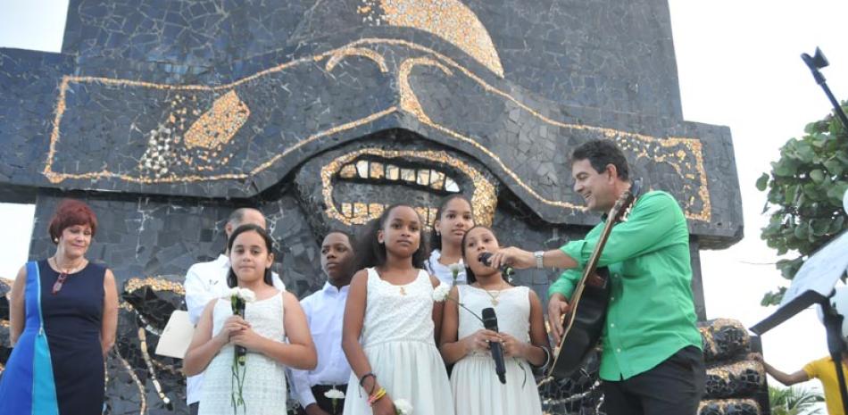 55 aniversario. Un coro de niños canta el Himno a los Héroes del 30 de Mayo, para poner fin a la ceremonia conmemorativa del ajusticiamiento de Rafael Leonidas Trujillo.