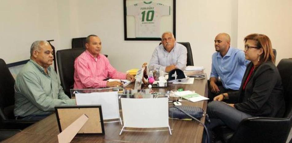 El ministro de Deportes, Jaime David Fernández Mirabal, recibió en su despacho a Antonio Jiménez, Yudelka Bonilla, Regelio Fernández y a Randy Estévez.
