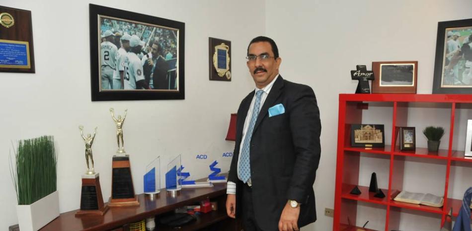Encuentro. Juan José Rodríguez durante un encuentro en su oficina personal, donde exhibe su colección de trofeos y recocimientos obtenidos en su carrera.