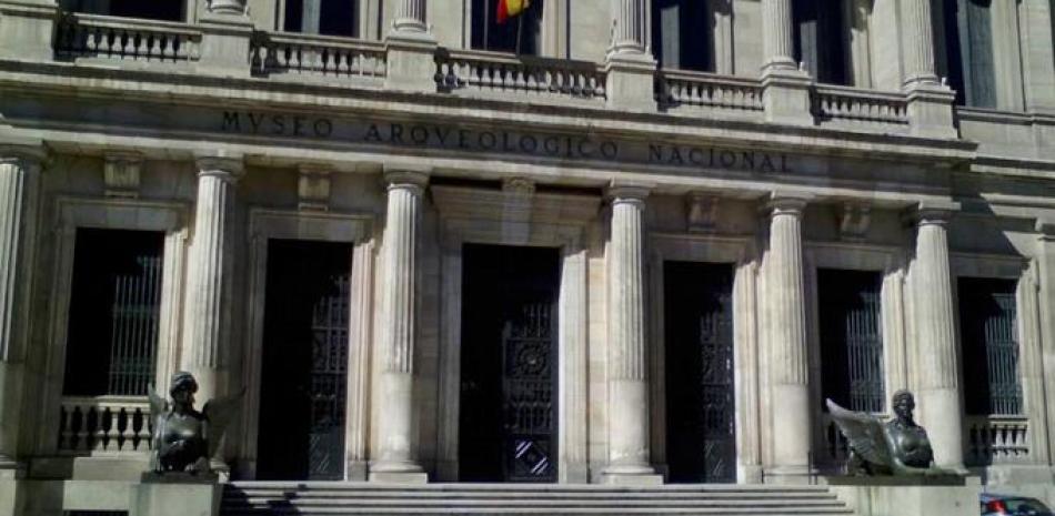 Monumento. Dos esfinges de bronce adornan la fachada del Museo Arqueológico de España.
