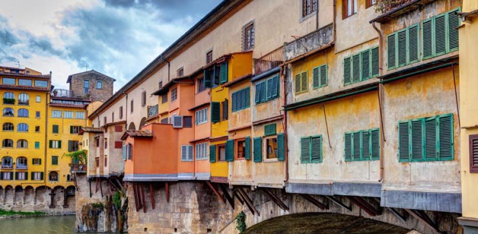 Turismo. El puente Vecchio forma parte del corredor vasariano, la famosa terraza elevada que conecta los palacios Vecchio y Pitti. A la altura del puente, las ventanas panorámicas hacia el río Arno sirve de punto de reunión para los turistas. Diseñado por Giorgio Vasari, el corredor vasariano fue construido 1565.