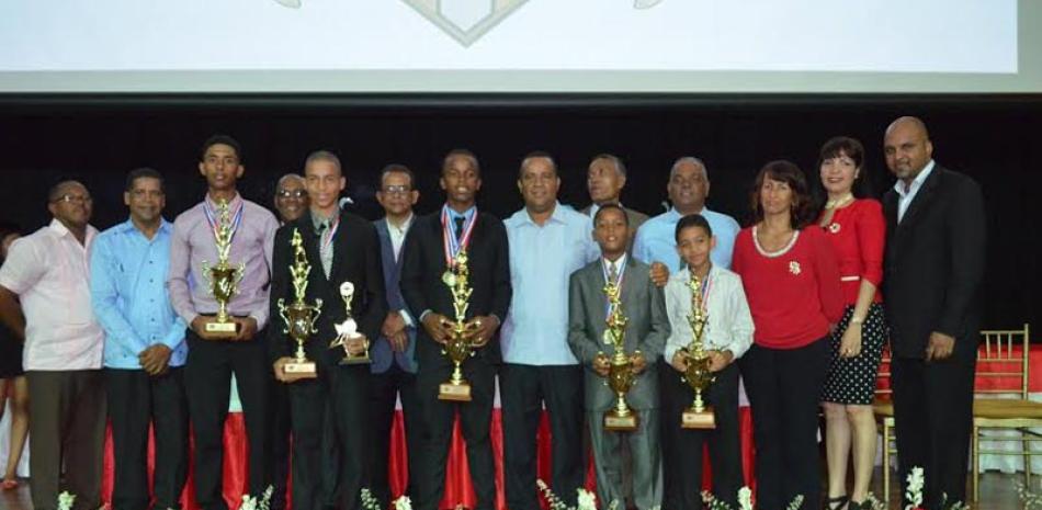 Grupo de nóveles jugadores premiados en la gala realizada por la Liga deportiva Pimentel.