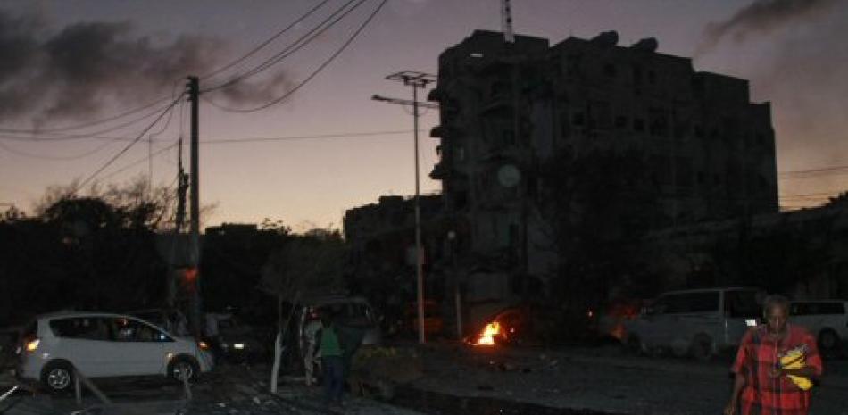Varias personas en el lugar del atentado tras el ataque con coche bomba contra un céntrico hotel de la capital en Mogasdiscio, Somalia