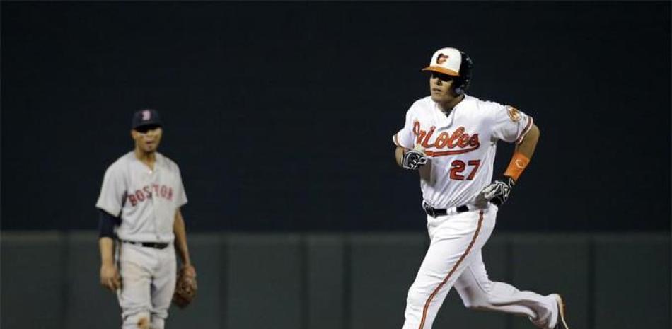 rancisco peña recorre las bases luego de disparar su primer vuelacercas en su carrera en las Grandes Ligas en el partido que los Orioles vencieron a los Medias Rojas.