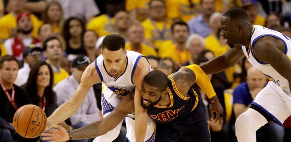 Stephen Curry, de Golden State Warriors y Kyrie Irving, de los Cavaliers de Cleveland vanr detrás de la pelota durante el primer partido de la final de las Finales de la NBA celebrado en el Oracle Arena.