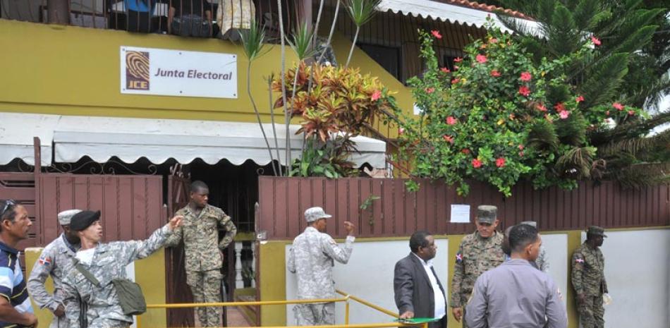 Prevención. El local de la Junta Electoral del municipio Santo Domingo Oeste fue reforzada ayer con agentes de la policía y militares.