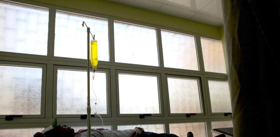 Un paciente con síntomas de la fiebre del chikungunya recibe tratamiento médico, el miércoles 14 de mayo de 2014, en el hospital Juan Pablo Pina de San Cristóbal.