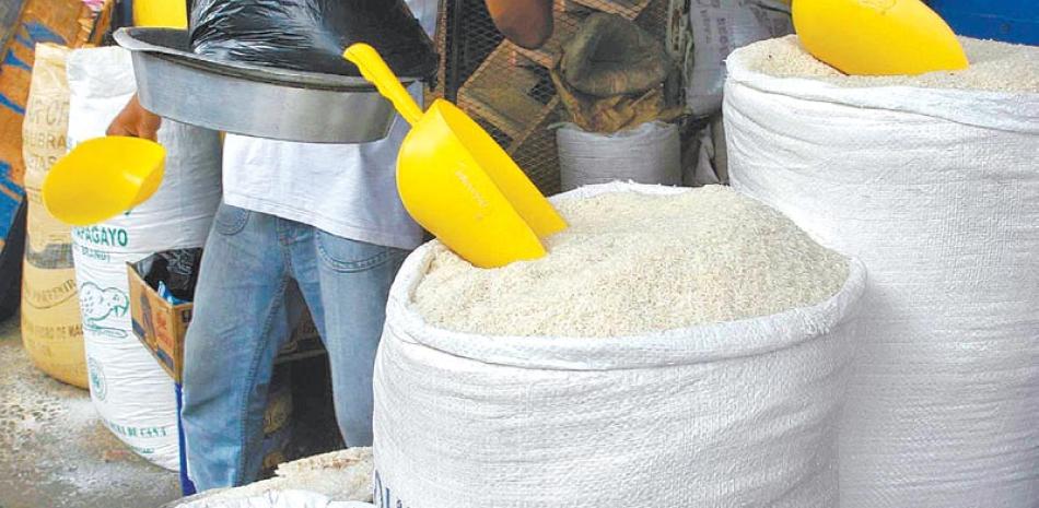 Alimento. El arroz es casi imprescindible en la mesa de los dominicanos. Aseguran que su precio está estable.