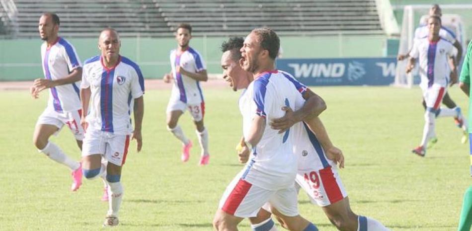 El atacante Jonathan Faña celebra con sus compañeros de la selección de República Dominicana. Faña anotó los dos tantos del equipo quisqueyano.