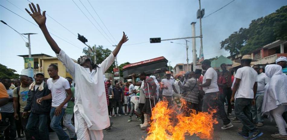 Manifestantes vestidos como zombies protestan hoy, martes 7 de junio de 2016, en Puerto Príncipe (Haití) en reacción al comentario del presidente Privert que dice que el 40% de los votantes de las pasadas elecciones son desconocidos y por lo tanto son "Zombies Votantes".EFE / Bahare Khodabande