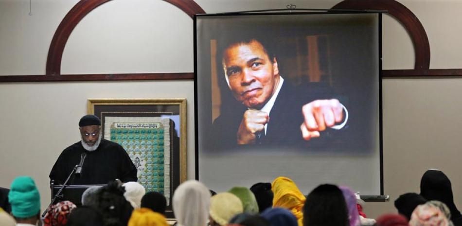 Imam Ali Nadim dice las palabras de clausura durante el funeral interconfesional de Muhammad Ali en el Atlanta Masjid Al-Islam ayer jueves, en Atlanta.