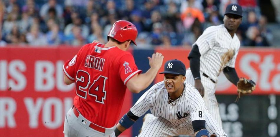 C.J. Cron, de los Angelinos, es puesto outen intento de robo por el segunda base de los Yankees, Starlin Castro durante el cuarto inning del partido de la Liga Americana celebrado ayer en el Yankee Stadium.