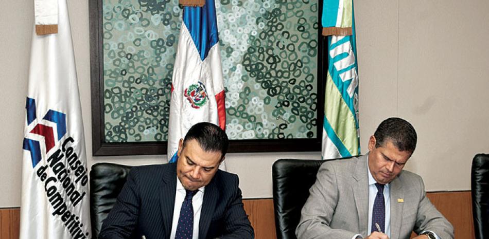 Pacto. Andrés van der Horst Álvarez, director ejecutivo del CNC; y William Read Ortiz, subadministrador de Negocios Banreservas