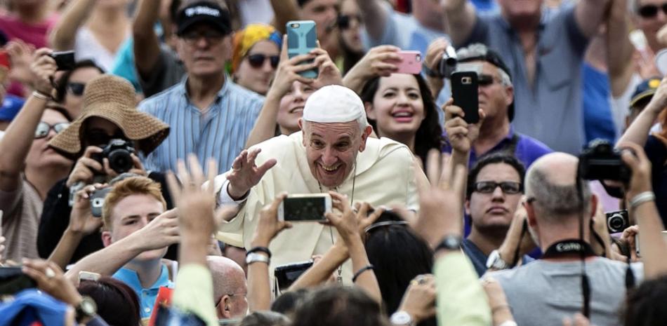 El papa Francisco saluda a sus fieles a su llegada a la plaza de San Pedro del Vaticano para presidir la audiencia general de los miércoles, hoy, 15 de junio de 2016. / EFE