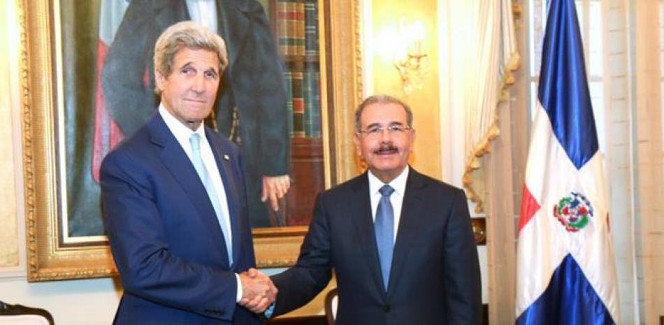 Visita. El presidente Danilo Medina recibió ayer en su despacho del Palacio Nacional al Secretario de Estado estadounidense, John Kerry, con quien conversó durante 55 minutos sin que trascendiera lo tratado.