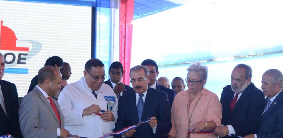 Facilidades. El presidente Danilo Medina y la ministra de Salud, Altagracia Guzmán Marcelino, durante la entrega del centro.