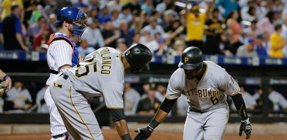 Starling Marte es felicitado por Gregory Polanco tras llegar al pentágono luego de disparar su cuadrangular