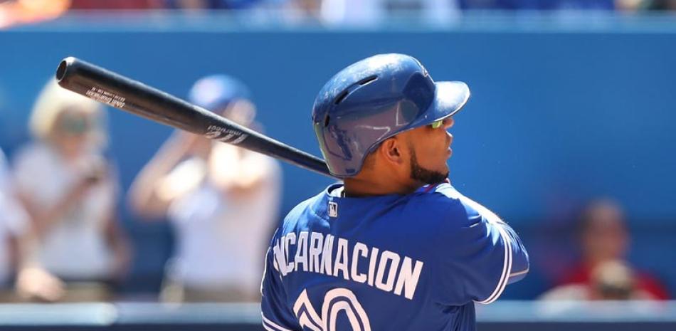 Edwin Encarnación completa el swing con el que disparó su vuelacercas 16 de la estación.