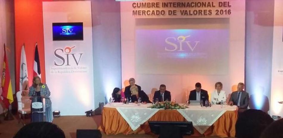 La Superintendencia de Valores organizó la Cumbre Internacional del Mercado de Valores, para mostrar el éxito de otros países.