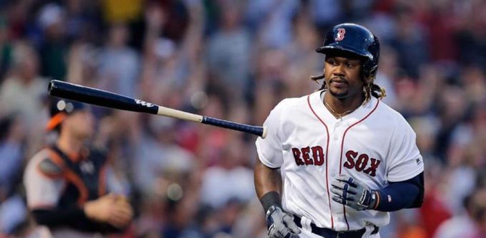 Hanley Ramírez, de los Medias Rojas de Boston, lanza el bate luego de conectar un cuadrangular en el partido de anoche frent a los Orioles de Baltimore.