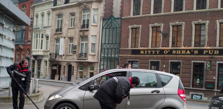 Inspeccionan un coche cerca de la sede de la Comisión Europea en Bruselas (Bélgica).