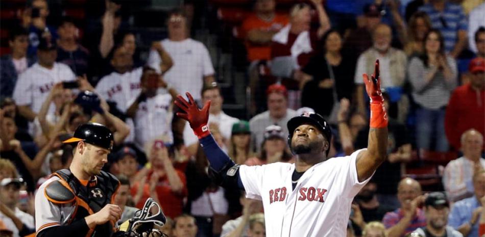 El bateador designado David Ortiz, de los Medias Rojas de Boston, hace un gesto señalando al cielo, luego de cruzar el plato en el partido frente a los Orioles de Baltimore.