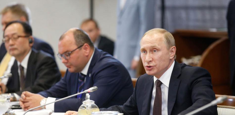 El presidente ruso, Vladímir Putin (d), durante la entrevista con los presidentes de las principales agencias de noticias del mundo, entre ellas, la Agencia Efe, en la que abordó diversos temas de la actualidad. / EFE