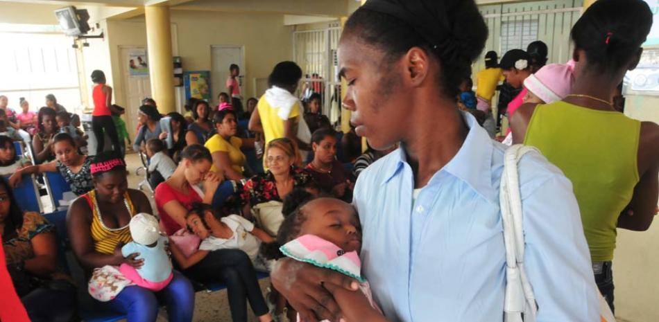 Demanda. Decenas de madres con sus hijos afectados por procesos gripales y gastrointestinales han colmado las salas de emergencias de los hospitales pediátricos.