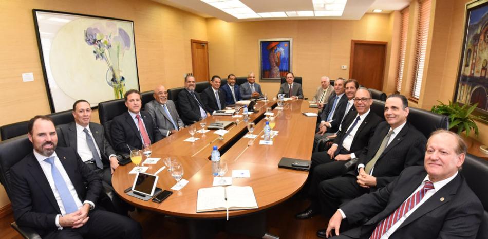 El Gobernador se reunió con ejecutivos de la Asociación de Bancos Comerciales y la Liga de Asociaciones de Ahorros y Préstamos.
