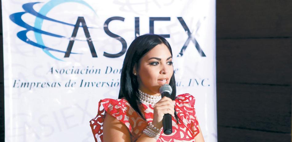 Patricia Bobea, directora ejecutiva de la Asociación Dominicana de Empresas de Inversión Extranjera (Asiex), mientras respalda a Bepensa en el contexto de una supuesta agresión a sus instalaciones.