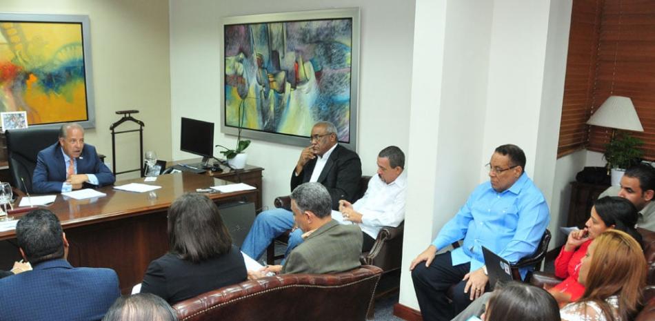 Respuesta. Ramón Alvarado, director del SNS, habló con un equipo de LISTÍN DIARIO, junto al grupo de gerentes de la entidad.