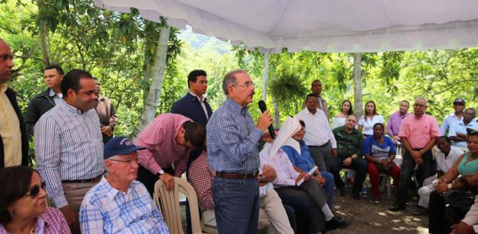 Encuentro. Danilo Medina fue recibido en este poblado por agricultores que clamaban su presencia para que los apoye en varios proyectos agrícolas, y los exhortó a pagar el dinero que se les presta durante las visitas sorpresa.